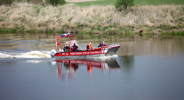 policja i straż pożarna nad Wartą w Gorzowie na wysokości ulicy Kostrzyńskiej prowadzą działania po odnalezieniu w rzece dryfujących zwłok kobiety