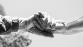 Dom opieki czy opieka w domu? Porównanie kosztów, komfortu i efektów dla seniora