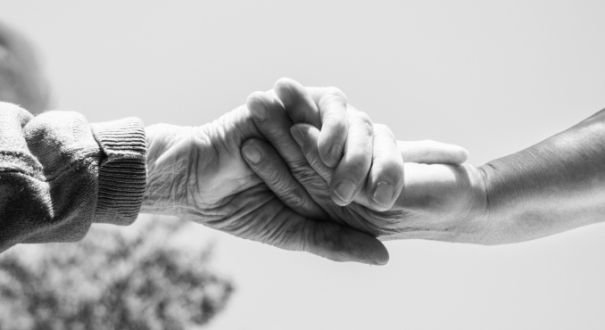 Dom opieki czy opieka w domu? Porównanie kosztów, komfortu i efektów dla seniora