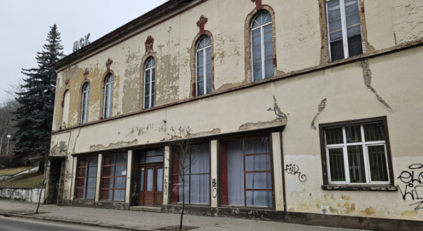 Niszczejący budynek MCK Gorzów przy ul. Drzymały 26 przeznaczony na sprzedaż. Zabytkowa elewacja dawnej siedziby Miejskiego Centrum Kultury w Gorzowie