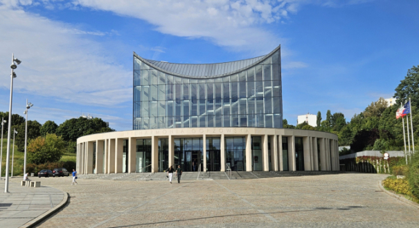 Budynek Filharmonii Gorzowskiej przy ul. Dziewięciu Muz. Obiekt wymaga pilnego remontu dachu i systemów sterowania za miliony złotych z budżetu.