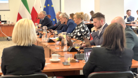 Prezydent Jacek Wójcicki i radni podczas sesji Rady Miasta Gorzowa dyskutują o braku kontroli nad wydawaniem dotacji przez kluby sportowe w Gorzowie.