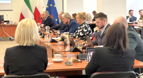 Prezydent Jacek Wójcicki i radni podczas sesji Rady Miasta Gorzowa dyskutują o braku kontroli nad wydawaniem dotacji przez kluby sportowe w Gorzowie.