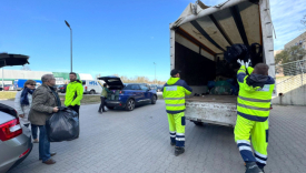 Mieszkańcy Gorzowa oddają worki z ubraniami mobilna zbiórka tekstyliów Manhattan Galeria Feeria 2026