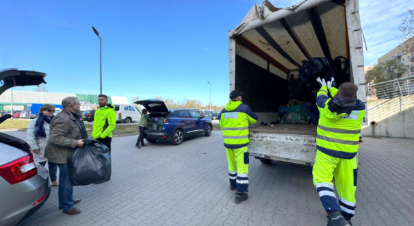 Mieszkańcy Gorzowa oddają worki z ubraniami mobilna zbiórka tekstyliów Manhattan Galeria Feeria 2026