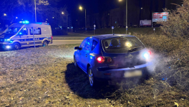 rozbity samochód Mazda w krzakach na rondzie Górczyńskim w Gorzowie monitoring miejski zarejestrował wypadek na osiedlu Górczyn w Gorzowie marzec 2026
