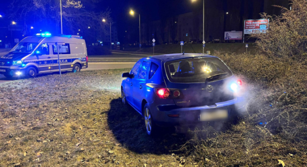rozbity samochód Mazda w krzakach na rondzie Górczyńskim w Gorzowie monitoring miejski zarejestrował wypadek na osiedlu Górczyn w Gorzowie marzec 2026