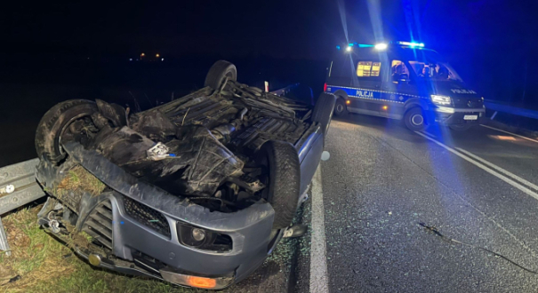 Dachowanie samochodu osobowego pod Gorzowem wypadek droga wojewódzka 130 Wysoka Alfa Romeo uderzyła w barierki pijany kierowca zatrzymany przez policję