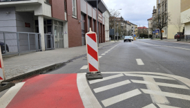 Nowa śluza rowerowa na ul. Dąbrowskiego w Gorzowie. Kontrowersyjna organizacja ruchu i zwężenie jezdni obok jednostki straży pożarnej.