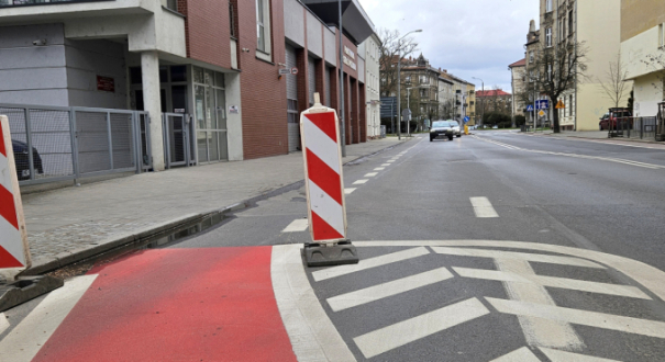 Nowa śluza rowerowa na ul. Dąbrowskiego w Gorzowie. Kontrowersyjna organizacja ruchu i zwężenie jezdni obok jednostki straży pożarnej.