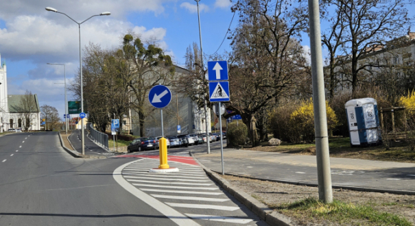 Nowa ścieżka rowerowa wzdłuż ul. Jagiełły w Gorzowie przy skrzyżowaniu z ul. Dzieci Wrzesińskich. Widok na przejazd rowerowy w centrum Gorzowa.