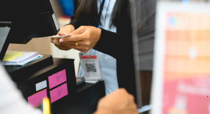 Brał cudze paragony i wypłacał sobie pieniądze. 20-latek z Gorzowa usłyszał zarzuty