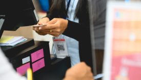 Brał cudze paragony i wypłacał sobie pieniądze. 20-latek z Gorzowa usłyszał zarzuty