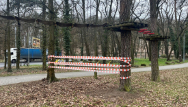 Wypadek w parku Słowiańskim w Gorzowie lina parku linowego zabezpieczona biało-czerwoną taśmą po uderzeniu 14-latki na hulajnodze elektrycznej w 2026