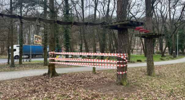 Wypadek w parku Słowiańskim w Gorzowie lina parku linowego zabezpieczona biało-czerwoną taśmą po uderzeniu 14-latki na hulajnodze elektrycznej w 2026