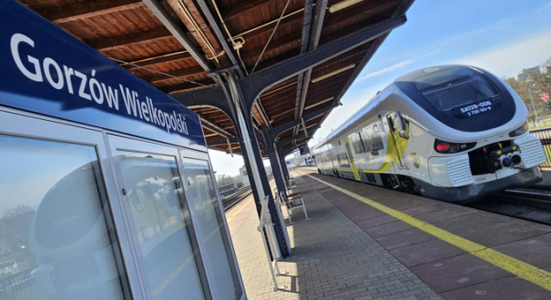 Szynobus SA139 Polregio na peronie stacji Gorzów Wielkopolski. Pociąg Polregio w Gorzowie. Odwołane pociągi w województwie lubuskim.