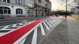 Przejazd dla rowerów i śluza rowerowa na ulicy Dąbrowskiego w Gorzowie przy jednostce straży pożarnej JRG2. Nowa organizacja ruchu i oznakowanie pionowe.
