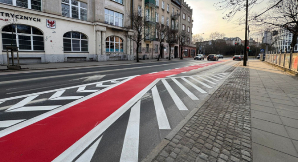 Przejazd dla rowerów i śluza rowerowa na ulicy Dąbrowskiego w Gorzowie przy jednostce straży pożarnej JRG2. Nowa organizacja ruchu i oznakowanie pionowe.