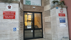 Wejście do Urzędu Miasta Gorzowa Wielkopolskiego z tablicami Prezydenta i Rady Miasta