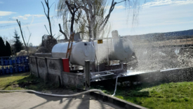 Strażacy z Gorzowa zabezpieczają teren stacji paliw w Kamieniu Małym ulatnianie się gazu kurtyny wodne KM PSP Gorzów interwencja niedziela Wielkanocna