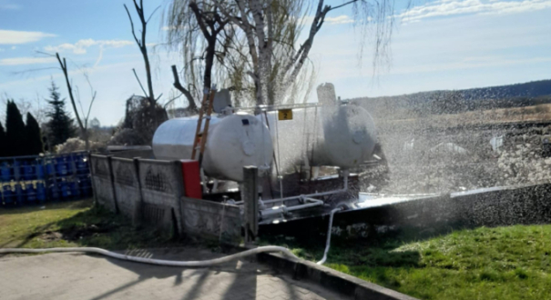 Strażacy z Gorzowa zabezpieczają teren stacji paliw w Kamieniu Małym ulatnianie się gazu kurtyny wodne KM PSP Gorzów interwencja niedziela Wielkanocna