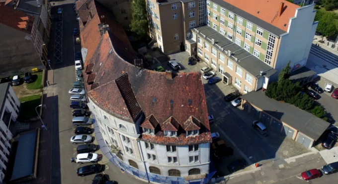 Niszczejący budynek przy ul. Obotryckiej w Gorzowie. Dawna komenda policji, na której plany miasto wydało 2,4 mln zł, a remontu za 100 mln zł brak.