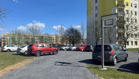 Tymczasowy parking z kruszywa na osiedlu Piaski w Gorzowie. Widok na miejsce piaszczystego boiska zajęte pod postój aut przy ul. Kuratowskiej.