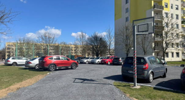 Tymczasowy parking z kruszywa na osiedlu Piaski w Gorzowie. Widok na miejsce piaszczystego boiska zajęte pod postój aut przy ul. Kuratowskiej.