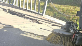 zniszczony mostek nad rzeką Kłodawką w parku Róż w Gorzowie pęknięte deski kompozytowe na kładce w parku Wiosny Ludów po wjeździe zamiatarki Inneko Gorzów