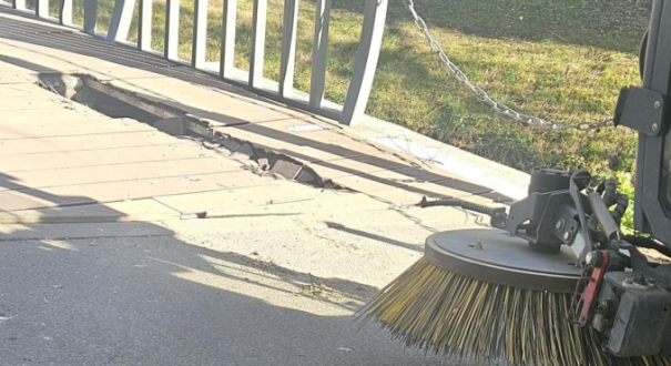 zniszczony mostek nad rzeką Kłodawką w parku Róż w Gorzowie pęknięte deski kompozytowe na kładce w parku Wiosny Ludów po wjeździe zamiatarki Inneko Gorzów