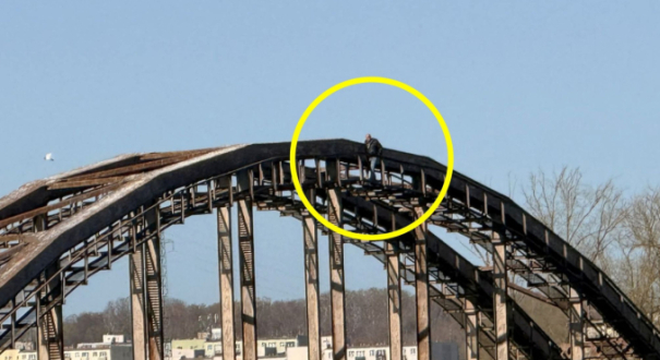 Mężczyzna wspiął się na samą górę mostu kolejowego