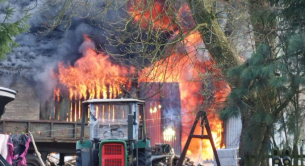 Pożar stodoły w Wysokiej. Ogień objął cały budynek