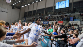 Koszykarki AJP Gorzów wychodzą na parkiet i witają się z kibicami przed decydującym meczem w Arenie Gorzów. Na pierwszym planie Ashley Owusu.