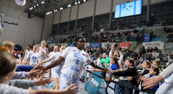 Koszykarki AJP Gorzów wychodzą na parkiet i witają się z kibicami przed decydującym meczem w Arenie Gorzów. Na pierwszym planie Ashley Owusu.
