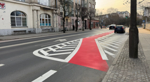 Oznakowanie i śluza rowerowa na ul. Dąbrowskiego w Gorzowie przy straży pożarnej JRG2. Nowa organizacja ruchu i kontrowersyjne malowanie na jezdni.