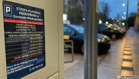 Parkomat w strefie płatnego parkowania w Gorzowie. W tle zaparkowane samochody przy ulicy w centrum miasta.