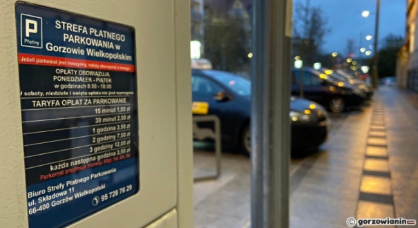 Parkomat w strefie płatnego parkowania w Gorzowie. W tle zaparkowane samochody przy ulicy w centrum miasta.