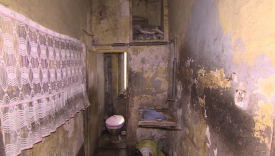 Zniszczona łazienka w pustostanie w Gorzowie. Stary sedes, brudny zlew i odrapane ściany w kamienicy do remontu przez ZGM Gorzów.