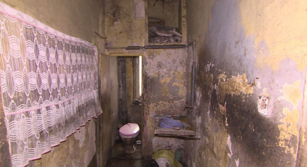 Zniszczona łazienka w pustostanie w Gorzowie. Stary sedes, brudny zlew i odrapane ściany w kamienicy do remontu przez ZGM Gorzów.