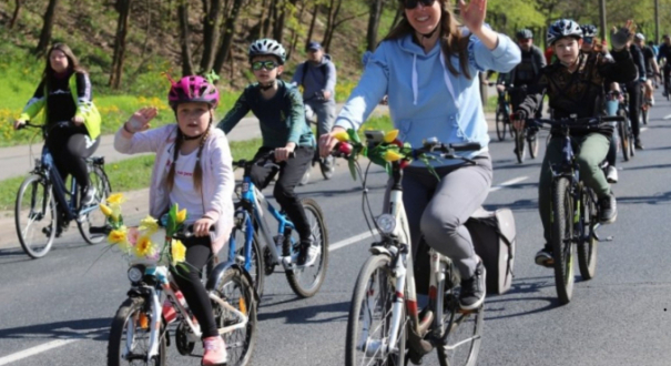 uczestnicy wiosennej masy rowerowej Gorzów 2026 w kwiatowych strojach jadą ulicą Walczaka rozpoczęcie sezonu rowerowego w Gorzowie