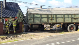 Ciągnik z przyczepą uderzył w ogrodzenie. Dwie osoby zostały ranne
