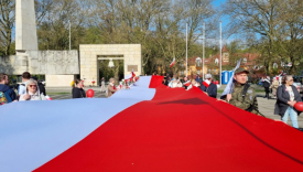 100 metrowa biało-czerwona flaga na Placu Grunwaldzkim w Gorzowie zapowiedź trasy przemarszu ulicami Mieszka I Chrobrego Jagiełły Warszawska Sikorskiego oraz utrudnienia w ruchu centrum