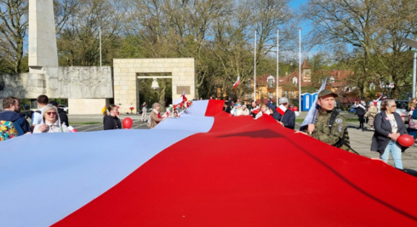 100 metrowa biało-czerwona flaga na Placu Grunwaldzkim w Gorzowie zapowiedź trasy przemarszu ulicami Mieszka I Chrobrego Jagiełły Warszawska Sikorskiego oraz utrudnienia w ruchu centrum