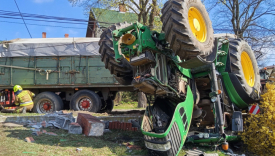 Ciągnik z przyczepą uderzył w ogrodzenie. Dwie osoby zostały ranne