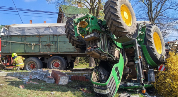 Ciągnik z przyczepą uderzył w ogrodzenie. Dwie osoby zostały ranne