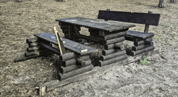 17-letni wandale zatrzymani. Palili ławki i znaki w ognisku nad jeziorem