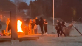 Zniszczone słomiane parasole i ognisko na plaży nad jeziorem w Karninie koło Gorzowa. Skutki wandalizmu na kąpielisku.