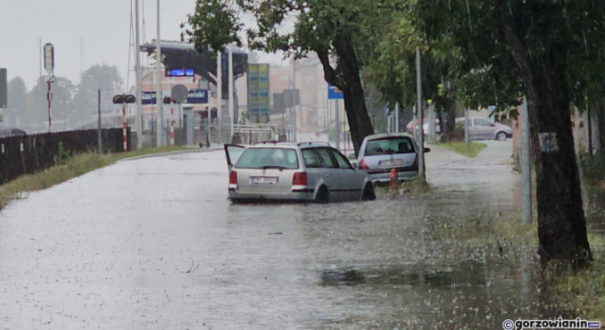 zalane ulice w Gorzowie ulewny deszcz i burze w powiecie gorzowskim ostrzeżenie IMGW przed deszczem 60 litrów na metr kwadratowy w Gorzowie i regionie