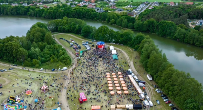 Błonia nad jeziorem w Kłodawie koło Gorzowa miejsce imprezy Kłodawska Majówka 2026 program koncertów i atrakcji dla dzieci gmina Kłodawa majówka 2026