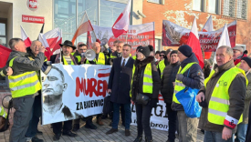 Robert Bąkiewicz i działacze Ruchu Obrony Granic przed Sądem Rejonowym w Słubicach. Robert Bąkiewicz oskarżony o znieważenie funkcjonariuszy w Gorzowie.